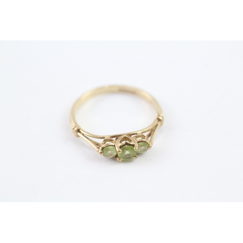 46 - 9ct gold peridot trilogy dress ring (1.9g) Size O 1/2