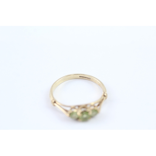 46 - 9ct gold peridot trilogy dress ring (1.9g) Size O 1/2