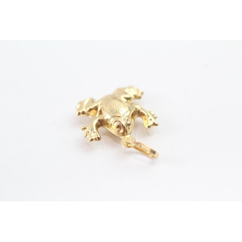 65 - 9ct gold frog charm (0.9g)