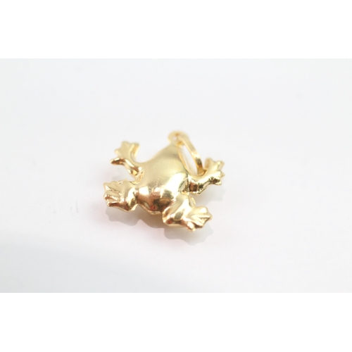 65 - 9ct gold frog charm (0.9g)