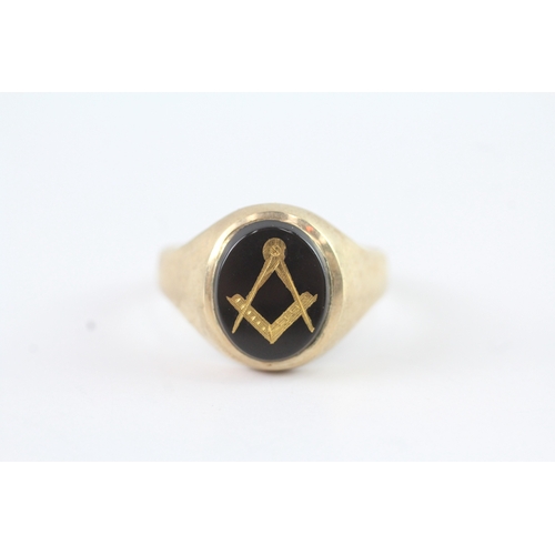 67 - 9ct gold masonic onyx seal ring (2.8g) Size R 1/2