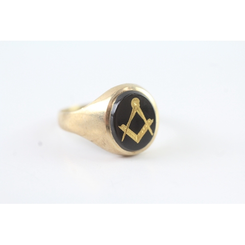 67 - 9ct gold masonic onyx seal ring (2.8g) Size R 1/2