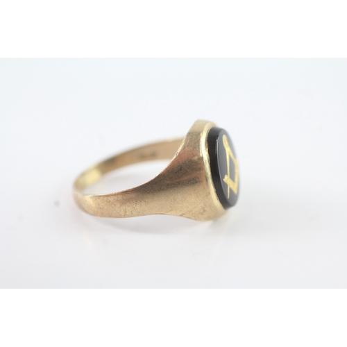 67 - 9ct gold masonic onyx seal ring (2.8g) Size R 1/2