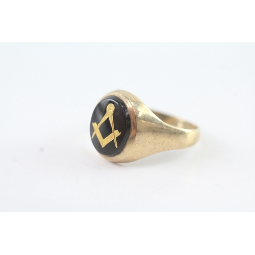 67 - 9ct gold masonic onyx seal ring (2.8g) Size R 1/2