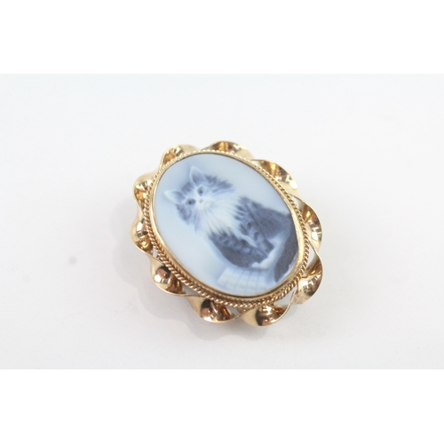 73 - 9ct gold onyx cat cameo brooch (4.2g)