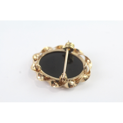 73 - 9ct gold onyx cat cameo brooch (4.2g)