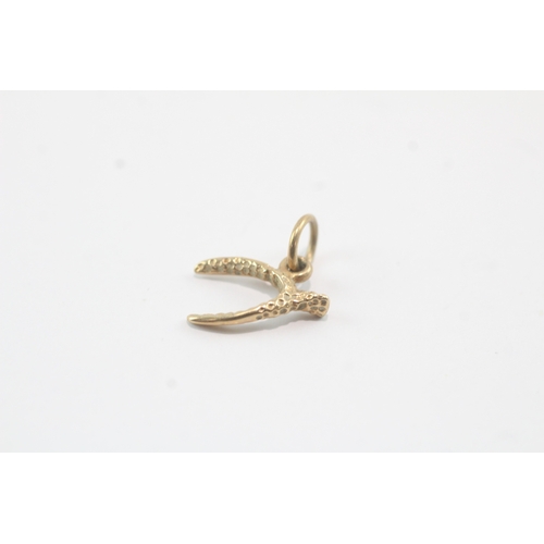 81 - 9ct gold wish bone charm (0.6g)