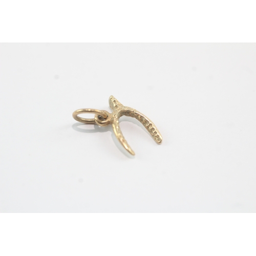 81 - 9ct gold wish bone charm (0.6g)