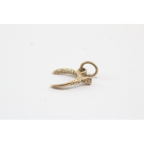 81 - 9ct gold wish bone charm (0.6g)