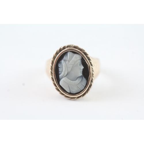 89 - 8ct gold onyx cameo set cocktail ring (5.1g) Size S