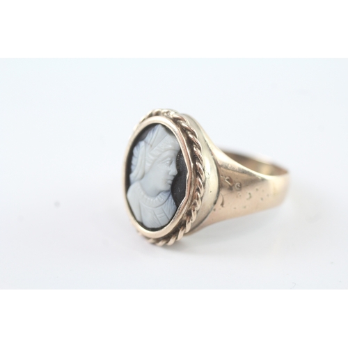 89 - 8ct gold onyx cameo set cocktail ring (5.1g) Size S