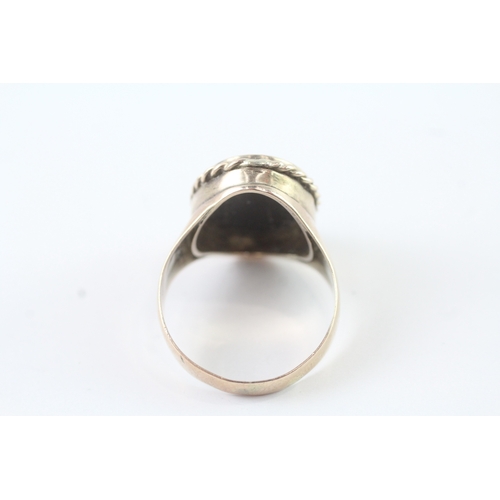 89 - 8ct gold onyx cameo set cocktail ring (5.1g) Size S