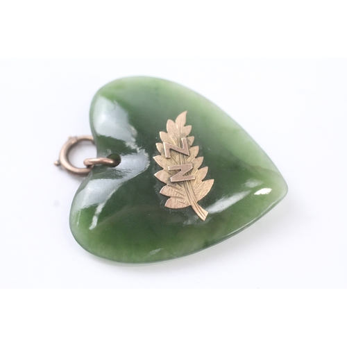 90 - 9ct gold vintage carved nephrite heart souvenir pendant (13.9g)