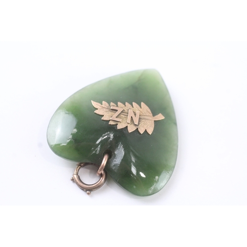 90 - 9ct gold vintage carved nephrite heart souvenir pendant (13.9g)