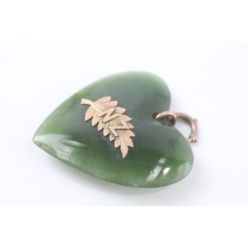 90 - 9ct gold vintage carved nephrite heart souvenir pendant (13.9g)