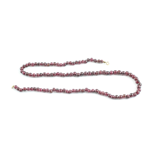 94 - 9ct gold clasped garnet beaded necklace (22g)