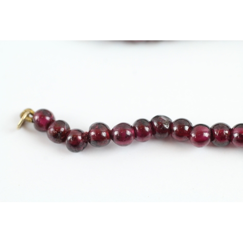 94 - 9ct gold clasped garnet beaded necklace (22g)