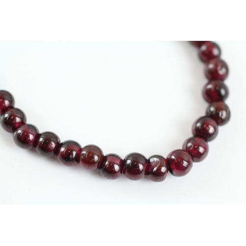 94 - 9ct gold clasped garnet beaded necklace (22g)