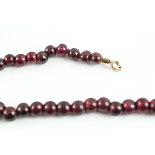 94 - 9ct gold clasped garnet beaded necklace (22g)