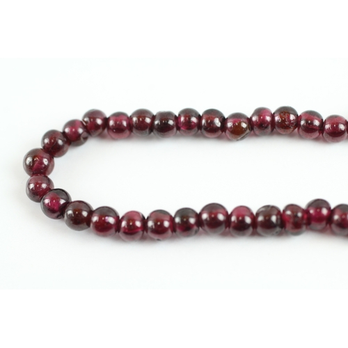 94 - 9ct gold clasped garnet beaded necklace (22g)