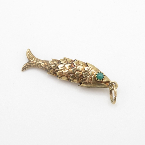 9ct gold glass eyed articulated fish charm (3.7g)