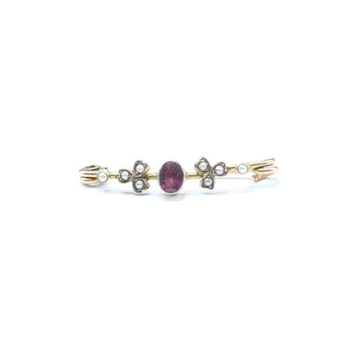 100 - 9ct gold garnet, split pearl bar brooch (2.2g)