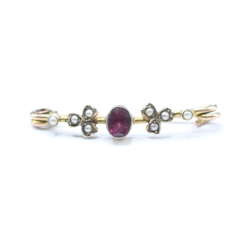 100 - 9ct gold garnet, split pearl bar brooch (2.2g)