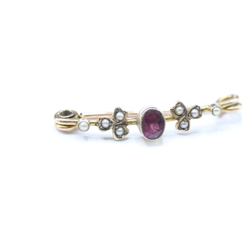 100 - 9ct gold garnet, split pearl bar brooch (2.2g)