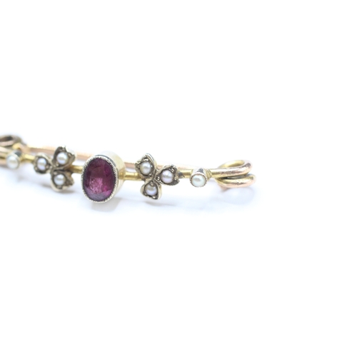 100 - 9ct gold garnet, split pearl bar brooch (2.2g)