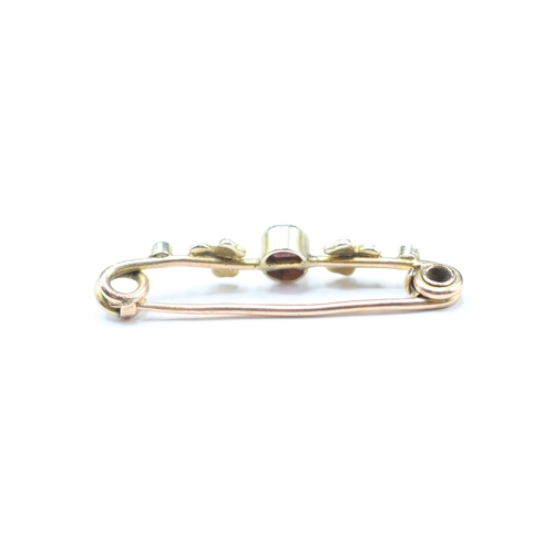 100 - 9ct gold garnet, split pearl bar brooch (2.2g)