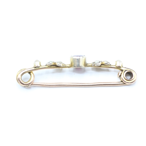 100 - 9ct gold garnet, split pearl bar brooch (2.2g)