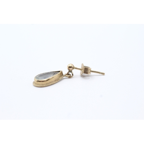 104 - 9ct gold blue gemstone tear drop earrings (1.2g)