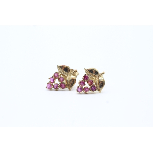 115 - 9ct gold ruby grape stud earrings (0.8g)