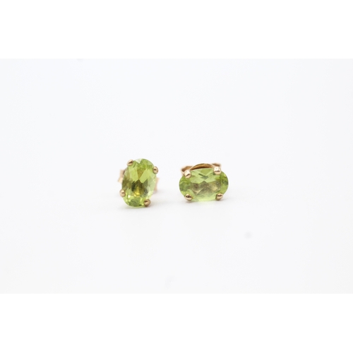 118 - 9ct gold peridot stud earrings (0.7g)