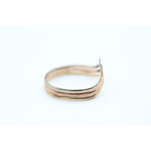 124 - 9ct bi-colour wishbone ring (1.1g) Size Q