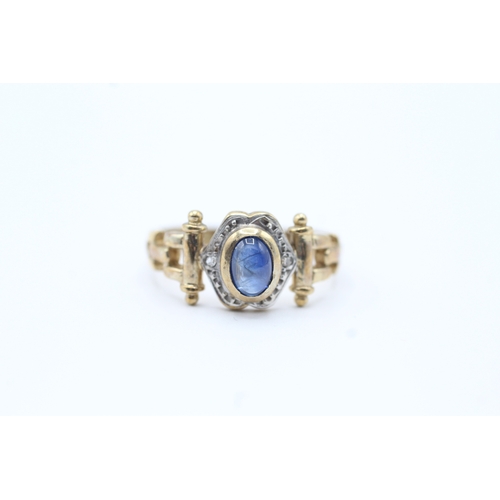 128 - 9ct gold diamond and sapphire chain detail ring (2.8g) Size N