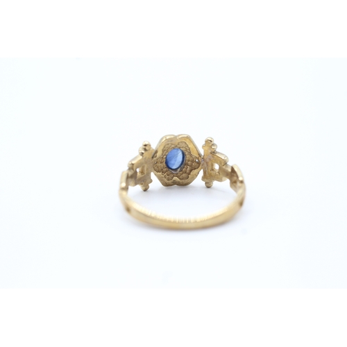 128 - 9ct gold diamond and sapphire chain detail ring (2.8g) Size N