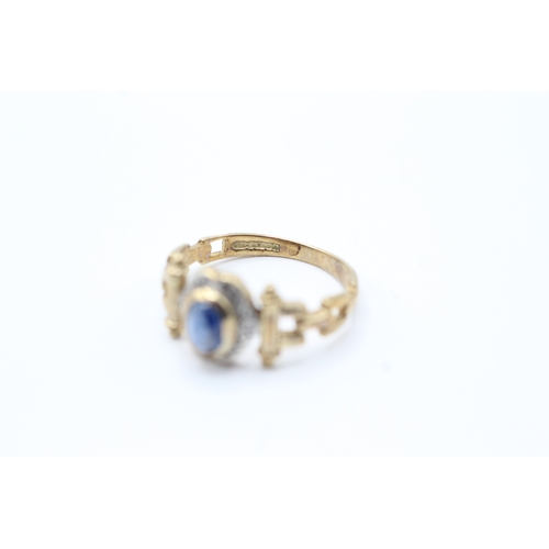 128 - 9ct gold diamond and sapphire chain detail ring (2.8g) Size N