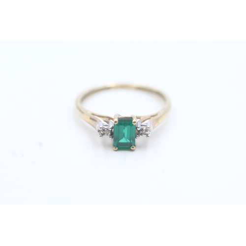 13 - 9ct gold diamond and green gemstone trilogy ring (1.3g) Size L