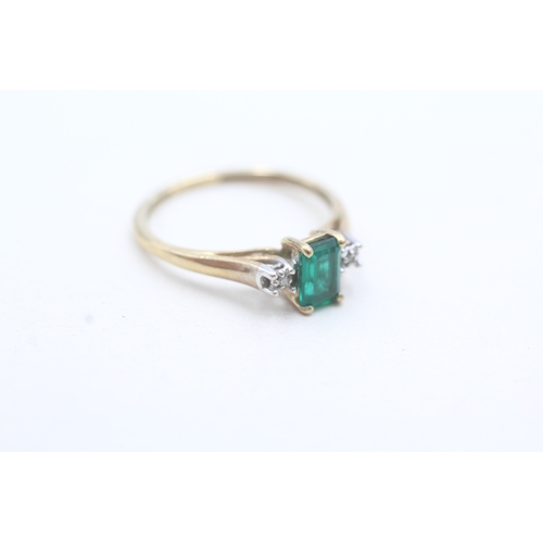 13 - 9ct gold diamond and green gemstone trilogy ring (1.3g) Size L