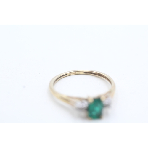 13 - 9ct gold diamond and green gemstone trilogy ring (1.3g) Size L