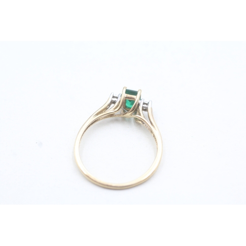 13 - 9ct gold diamond and green gemstone trilogy ring (1.3g) Size L