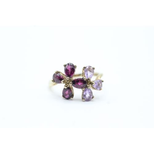 137 - 9ct gold amethyst and garnet set floral cocktail ring (3.5g) Size U