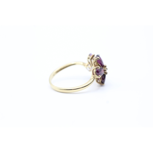 137 - 9ct gold amethyst and garnet set floral cocktail ring (3.5g) Size U