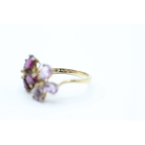 137 - 9ct gold amethyst and garnet set floral cocktail ring (3.5g) Size U