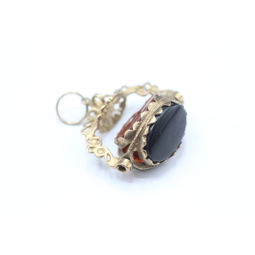 141 - 9ct bloodstone, onyx & carnelian fob (5.2g)