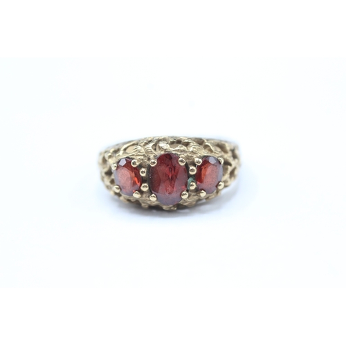 156 - 9ct gold garnet three stone ring (3.3g) Size M