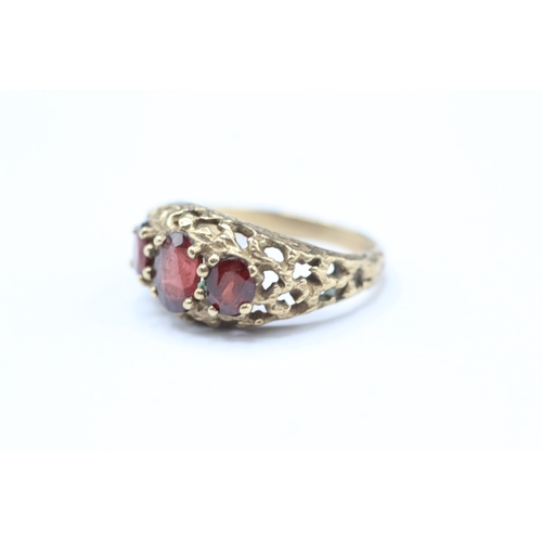 156 - 9ct gold garnet three stone ring (3.3g) Size M