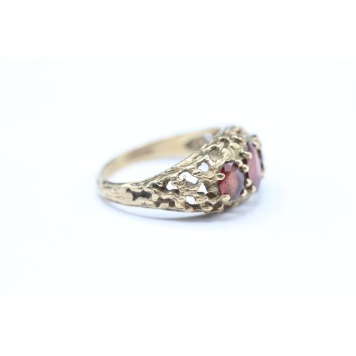 156 - 9ct gold garnet three stone ring (3.3g) Size M