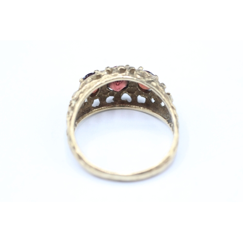 156 - 9ct gold garnet three stone ring (3.3g) Size M